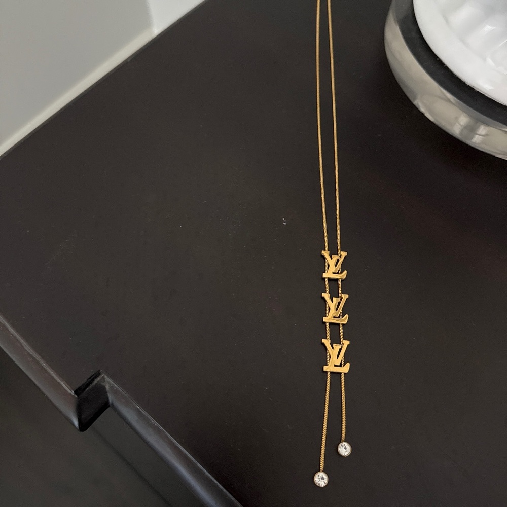Costume LV necklace